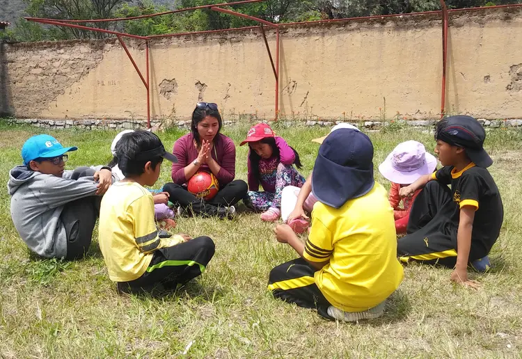 Keila enseñando en campamentos.