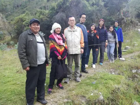 Cesilio y el equipo voluntario en Mariscal Gamarra, Apurímac. Cesilio voluntariokunapiwan.Cecilio and the volunteer team at Mariscal Gamarra, Apurímac