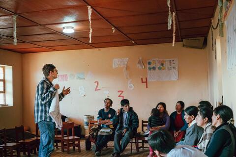 Brendan enseñando con el método de la oralidad. Brendan yachachishan. Brendan teaching.