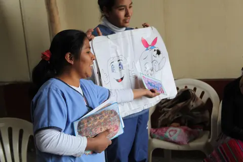 Dina enseñando el cuidado de los dientes. Dina yachachishan allinta cuidanapaq kírunchista.Dina teaching the care of the teeth.