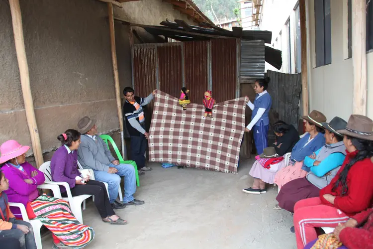 Enseñando el cuidado de los diente con títeres. K'irumanta llachachiy. Teaching the care of the teeth with puppets