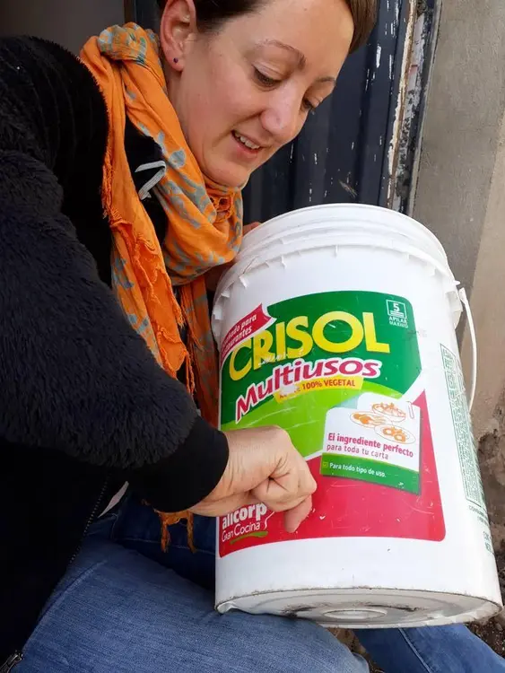 Lizzie enseñando sobre filtros de agua. Lizzie teaching about water filters.